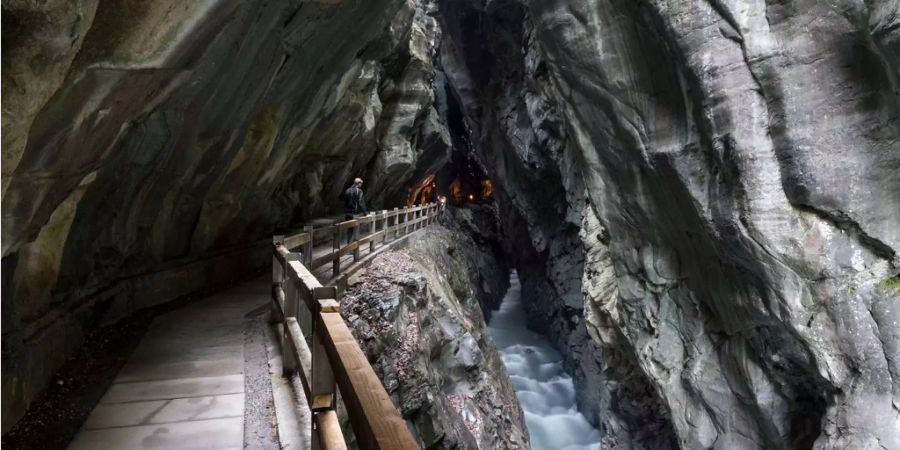 Vor dem Bau des Badehauses wurden die Kranken am Seil in die Schlucht heruntergelassen. Dort mussten sie 10 Tage am Stück baden.