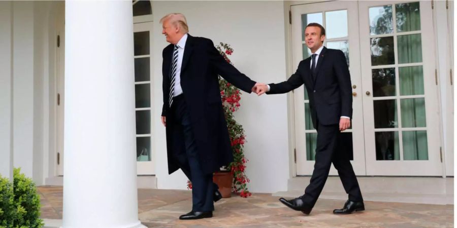 Donald Trump führt Emmanuel Macron im Weissen Haus ins Oval Office.