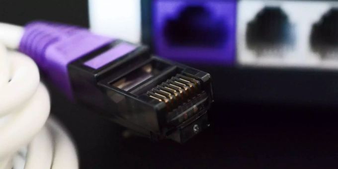 Geschwindigkeits-Drosselung: Viele Menschen werden mit einem langsamen Internet bestraft. internet
