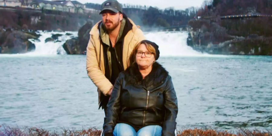 Michel kümmert sich rührend um sein Mami Käthi.