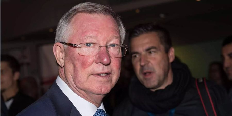 Sir Alex Ferguson schaut in die Kamera.