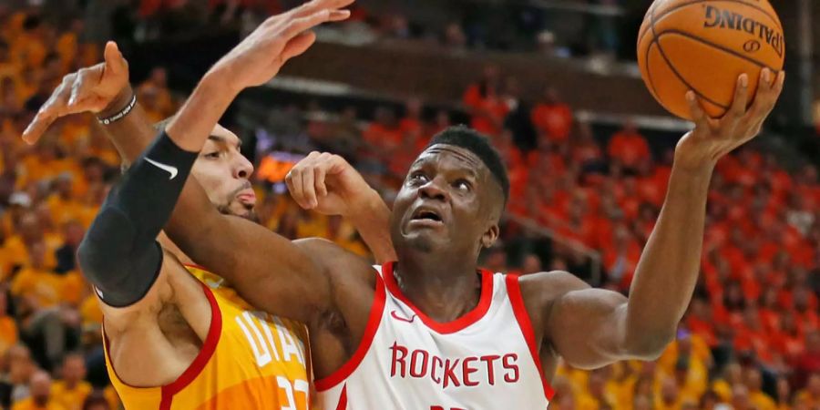 Clint Capela (r.) setzt sich gegen Rudy Gobert durch.