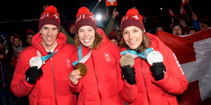 Medaillen en masse: Dank Team-Gold ist Wendy Holdener (rechts) ist nun im Besitz eines kompletten Pyeongchang-Medaillensatzes.