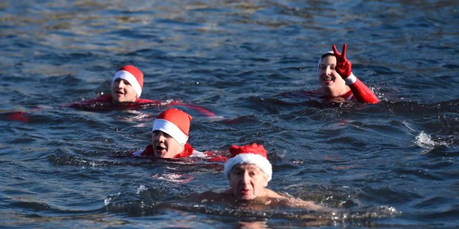 Auch in diesem Jahr schwimmen wieder zahlreiche Samichläuse quer über die kalte Limmat.