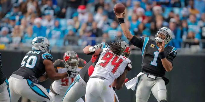 Die Carolina Panthers sichern sich das Playoff-Ticket dank einem 22:19-Sieg gegen die Tampa Bay Buccaneers. Cam Newton erläuft in der letzten Minute den entscheidenden Touchdown für sein Team. Teamkollege Damiere Byrd gelingt bei einem Kickoff-Return der längste Touchdown (103 Yards) der Saison. Wollen die Panthers in den Playoffs etwas reissen, müssen sie sich ganz klar steigern.