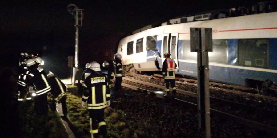 Mehrere Presonen wurden beim Crash verletzt.