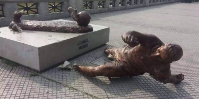 Die Messi-Statue in Buenos Aires liegt zurzeit am Boden. Die Messi-Statue in Buenos Aires liegt zurzeit am Boden.