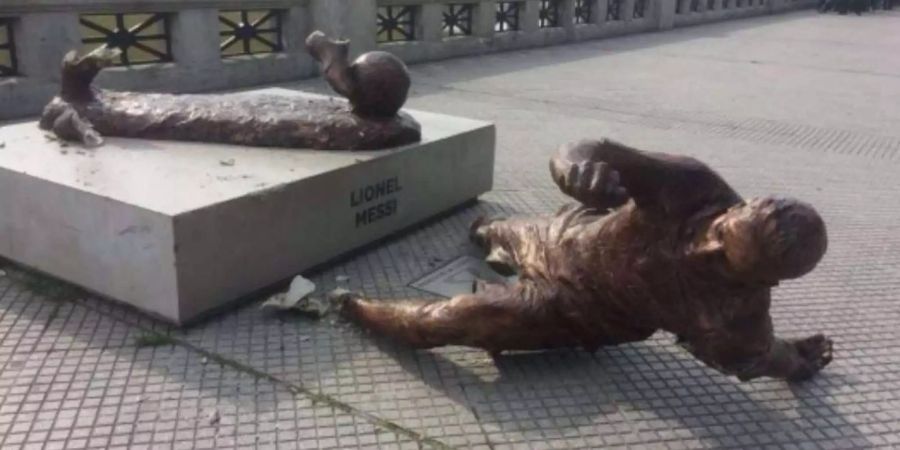 Die Messi-Statue in Buenos Aires liegt zurzeit am Boden.