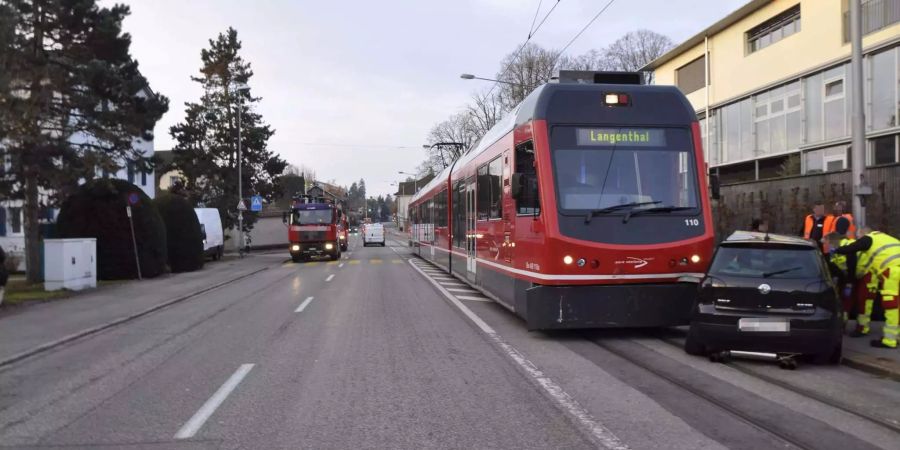 Das Auto wurde beim Abbiegemanöver vom Zug erfasst.