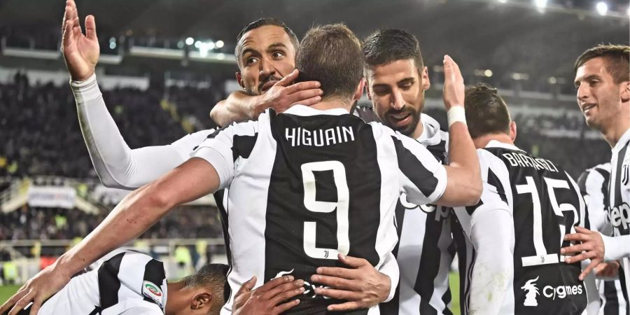 Während in den anderen vier Topligen alle Leader mindestens sieben Punkte Vorsprung haben, bleibt in Italien das Rennen um den Scudetto spannend. Titelverteidiger Juventus bleibt mit einem Punkt Rückstand an Leader Napoli dran.