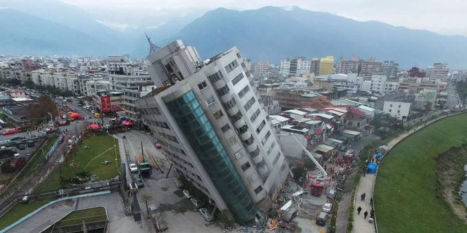 Das nach einem Erdbeben schwer beschädigte Yuntsui Building steht schief. Das nach einem Erdbeben schwer beschädigte Yuntsui Building steht schief.