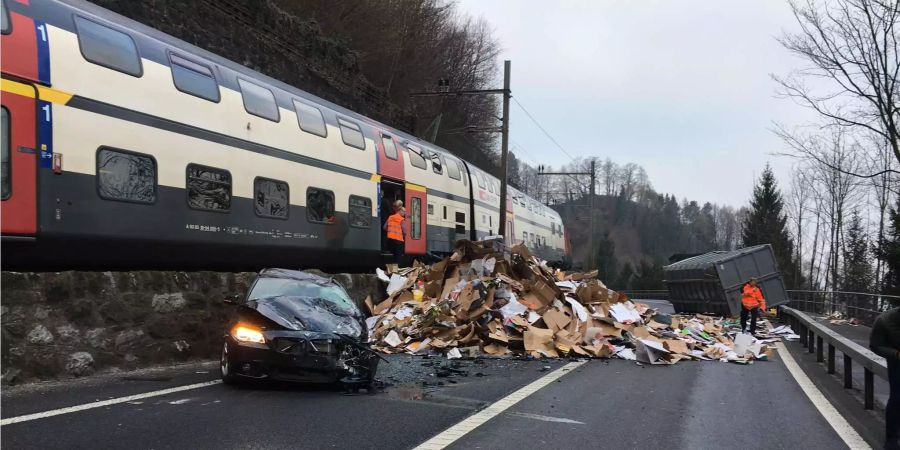 Der heruntergestürzte Lastwagencontainer war mit Karton beladen.