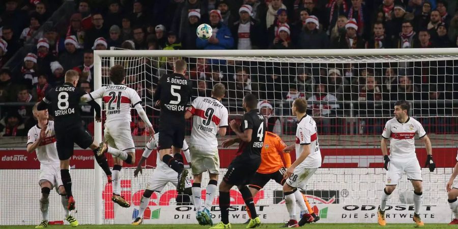 Leverkusens Sven Bender (Nr. 5) erzielt das zweite Tor für sein Team per Kopfball.