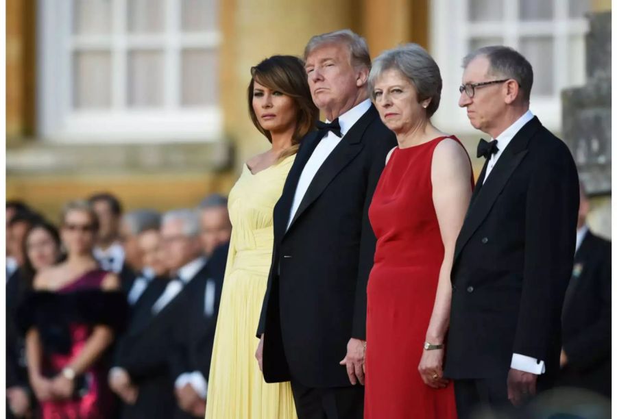 Donald Trump und Ehefrau Melania posieren mit Theresa May und ihrem Mann Philip vor dem anstehenden Gala-Dinner in London.