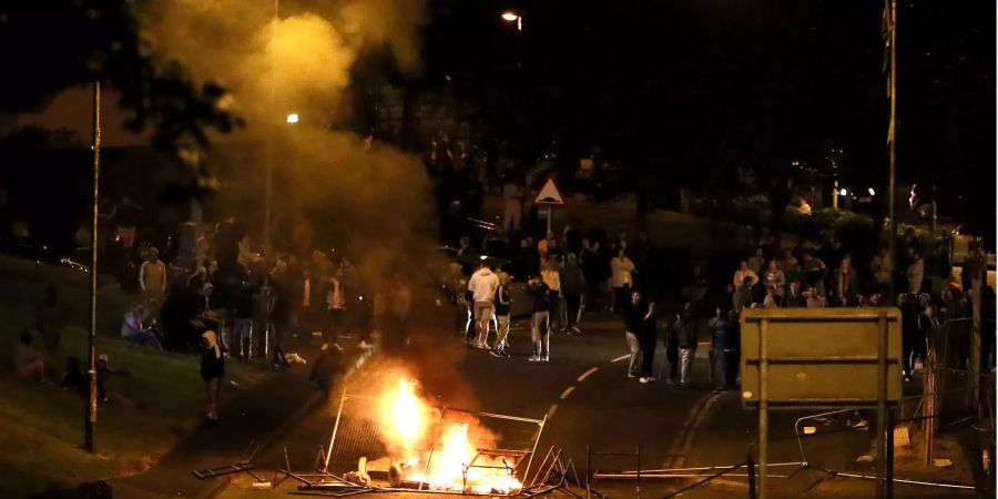 Die Demonstranten in Nordirland sind mit Brand- und Sprengsätzen bewaffnet.