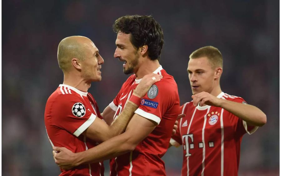 Mats Hummels und Arjen Robben jubeln.