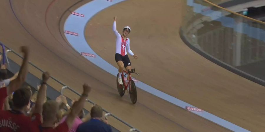 Claudio Imhof jubelt nach seinem Sieg im kleinen Final in der Einzelverfolgung.