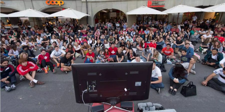 Bereits 2014 tummelten sich eine grosse Zahl von Bernern an verschiedensten Public-Viewing-Standorten.