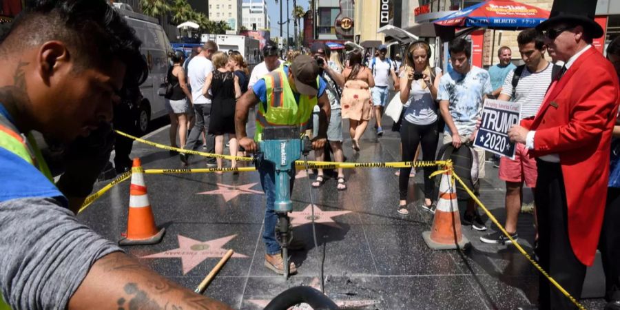 Arbeiter beseitigen die Trümmer des Sterns auf dem Walk of Fame in Hollywood.