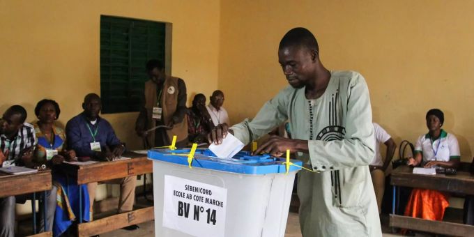 Der Präsident Ibrahim Boubacar Keita gibt in einem Wahllokal in einer Schule seine Stimme ab. Die Bürger in dem westafrikanischen Krisenstaat konnten sich am Sonntag zwischen 24 Kandidaten entscheiden. Der Präsident Ibrahim Boubacar Keita gibt in einem Wahllokal in einer Schule seine Stimme ab. Die Bürger in dem westafrikanischen Krisenstaat konnten sich am Sonntag zwischen 24 Kandidaten entscheiden.