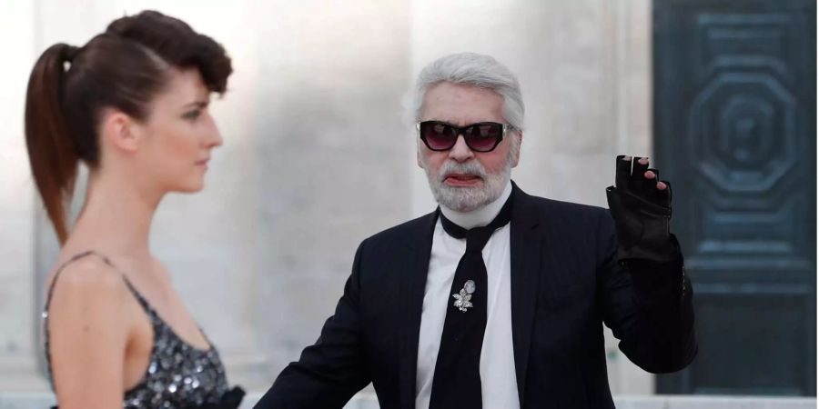 Modedesigner Karl Lagerfeld wird von Claudia Schiffer gelobt.