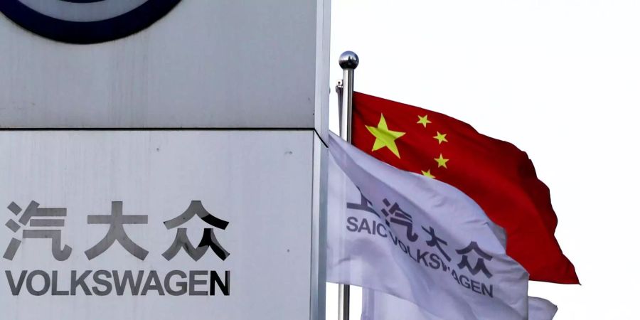 Eine chinesische Flagge weht neben jener von SAIC Volkswagen. SAIC Motor gehört zu den chinesischen Firmen, die in Europa fusionieren.