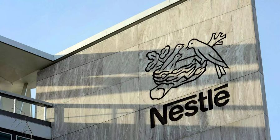 Das Firmen-Logo am Nestle Hauptquartier in Vevey.