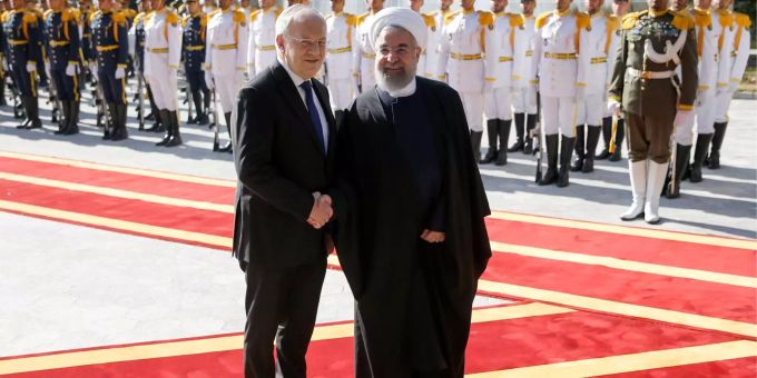 Auch Schneider-Ammann wurde mit militärischen Ehren empfangen. Auch Schneider-Ammann wurde mit militärischen Ehren empfangen.