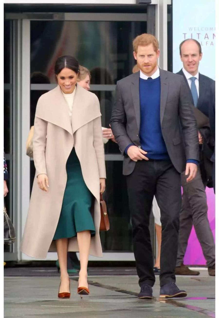 Ganz schön elegant ist Meghan bei ihrem Nordirland-Besuch mit Prinz Harry unterwegs: Sie trug einen Wollmantel von Mackage Mai (900 Franken), Sweater von Victoria Beckham (1030 Franken).