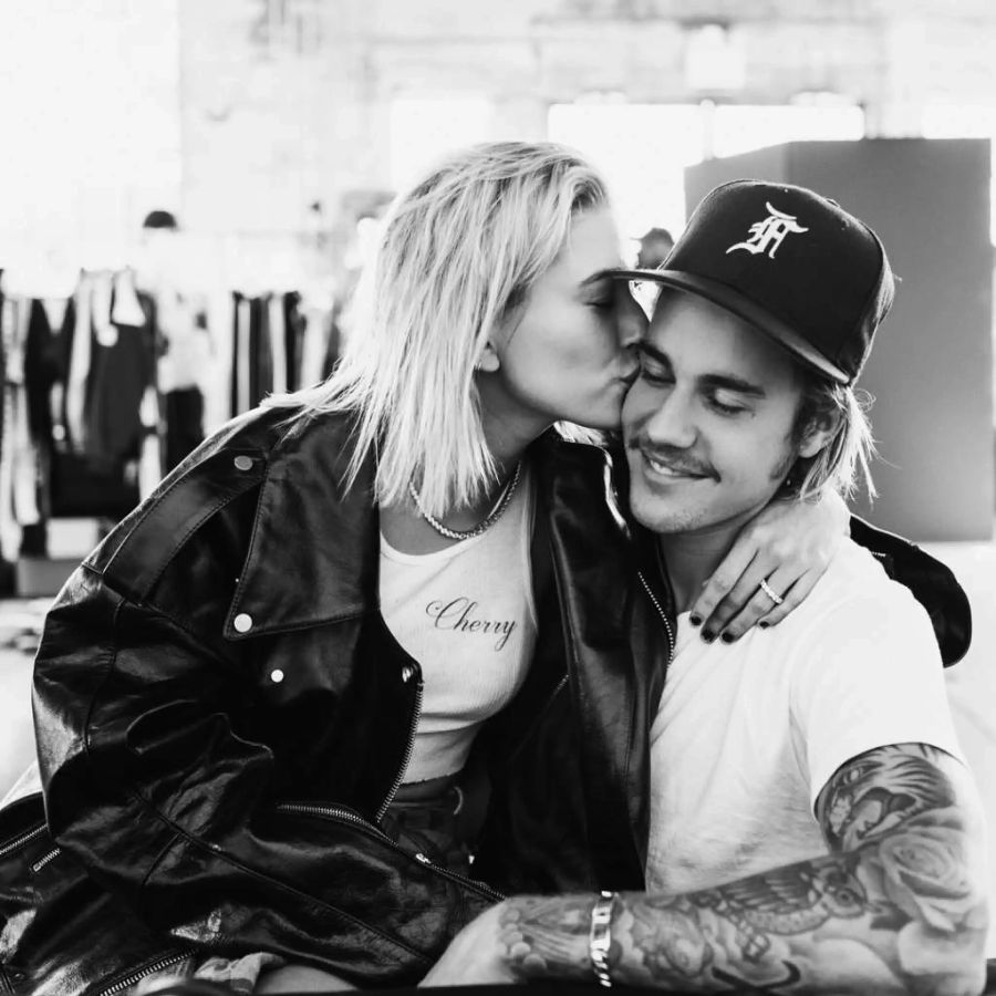 Hailey Baldwin küsst ihren Verlobten Justin Bieber zärtlich auf die Wange.