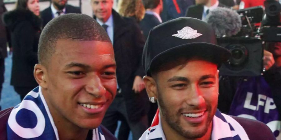 Da lachen ausnahmsweise beide zusammen – Neymar und Mbappé haben Ärger.