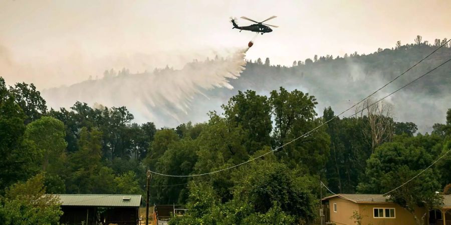 Ein Helikopter bekämpft das «Ranch Fire» in Kalifornien. Wasser hätte es genug im Bezirk, welcher zufälligerweise auch noch «Lake County» heisst. Probleme bereitet unter anderem aber die Topographie.