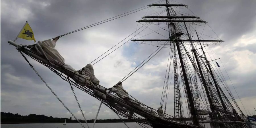 Gewitterwolken ziehen sich über einem Schiff zusammen.