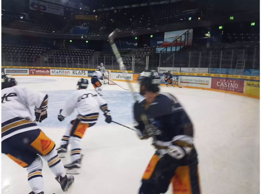 Die Spieler des EV Zug zeigten beim ersten Eistraining in der Bossardarena schon wieder vollen Einsatz.