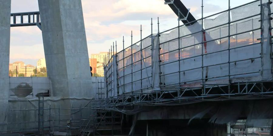 Die Bauarbeiten bei der eingestürzten Brücke in Genua (IT).