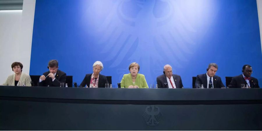 Bundeskanzlerin Angela Merkel und die Vorsitzenden internationaler Wirtschafts- und Finanzorganisationen Mitte Juni.