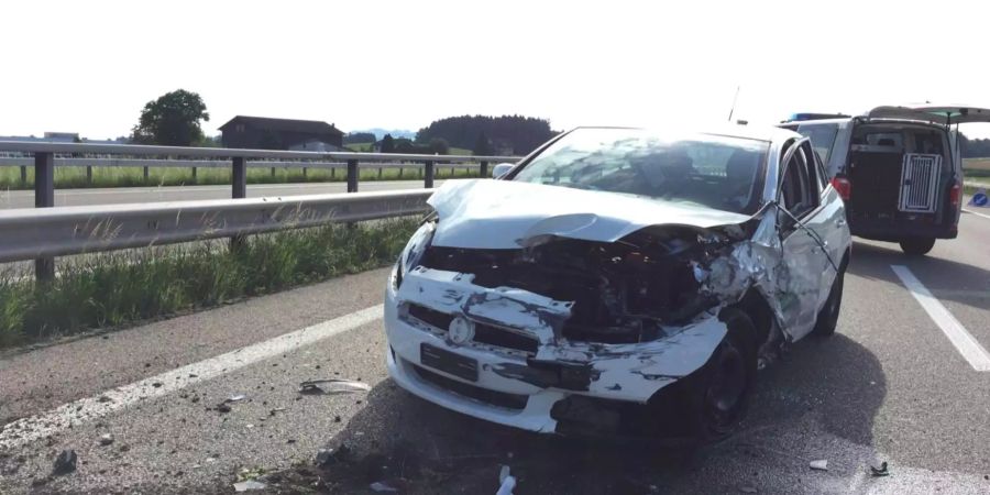 Beide Autofahrer wurden beim Unfall verletzt.