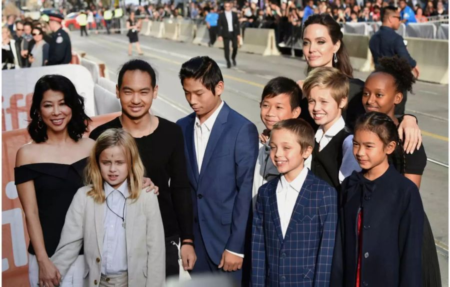 Angelina Jolie, ihre sechs Kinder: Vivienne (blond, links), Knox (hinten links), Maddox (M.), Pax, Shiloh (blond), Zahara (r.) und deren Freunde in Kanada.