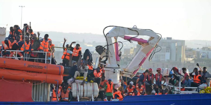 Das Rettungsschiff «Lifeline» hat 234 Flüchtlinge gerettet – und war fast eine Woche im Mittelmeer blockiert.