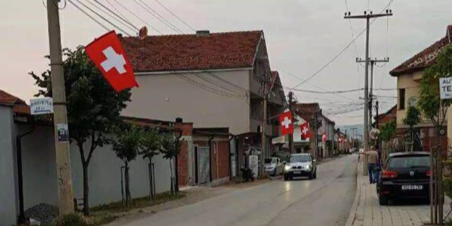 Im Kosovo wehen vor dem heutigen Match Schweiz Flaggen.