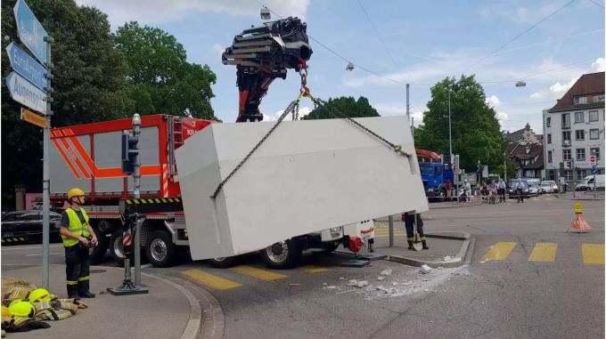 Feuerwehr birgt grossen Betonblock von Strasse - zvg Kantonspolizei Basel-Stadt