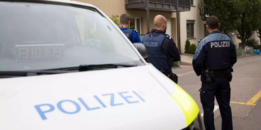 Die Polizei hat im Dezember 2017 den Obdachlosen regungslos auf einer Sitzbank entdeckt.