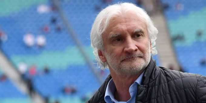 Für Rudi Völler geht die Kritik an Özil zu weit. Für Rudi Völler geht die Kritik an Özil zu weit.