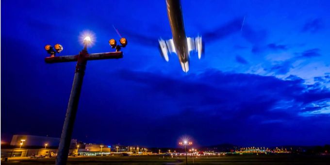 Der Fluglotse hatte zwei Maschinen eng aneinander vorbeifliegen lassen. fliegen