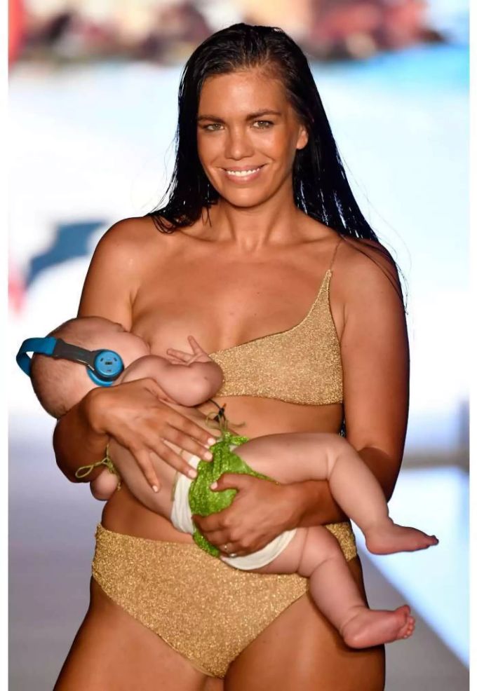 Model Mara Martin stillt ihr Baby auf dem Laufsteg. Model Mara Martin stillt ihr Baby auf dem Laufsteg.