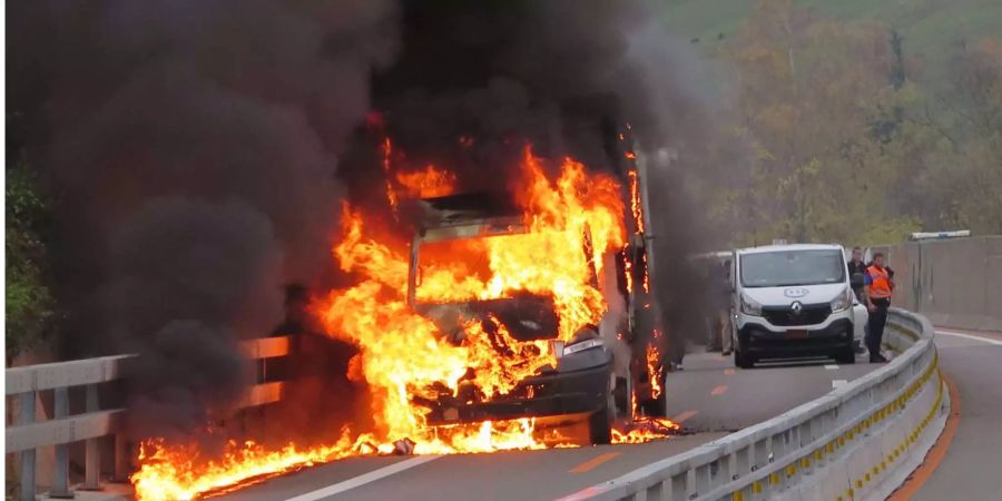 Ein Lieferwagen geriet kurz nach der Einfahrt Muttenz Süd in Brand.