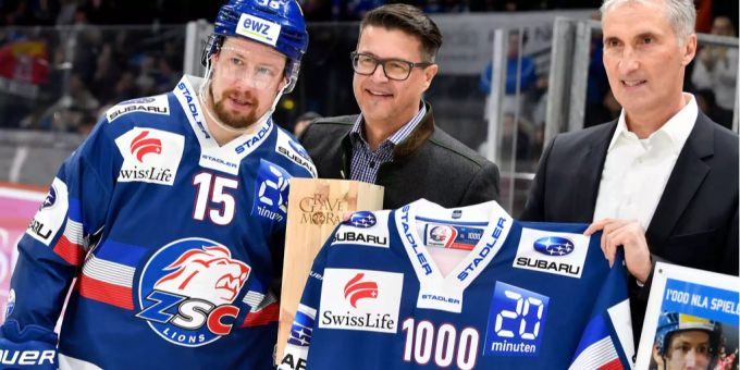 Mathias Seger wird für sein 1000. Spiel für die Lions geehrt. In der Mitte Bruno Vollmer (Spielbetrieb Lions) und CEO Ruedi Zahner. Mathias Seger wird für sein 1000. Spiel für die Lions geehrt. In der Mitte Bruno Vollmer (Spielbetrieb Lions) und CEO Ruedi Zahner.