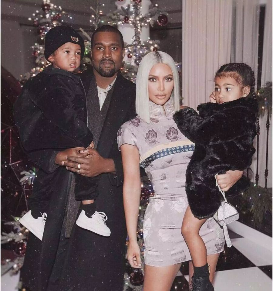 Kim mit Ehemann Kanye West, Tochter North und Söhnchen Saint West.