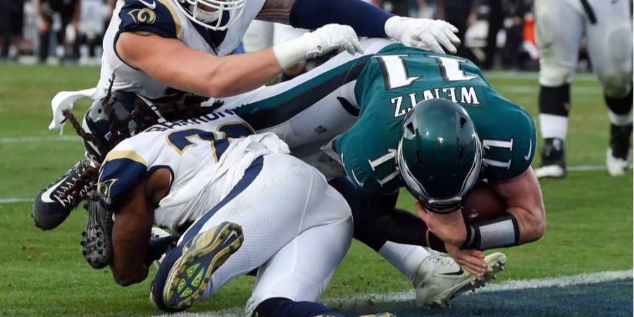 Die Eagles! Das aktuell beste Team der Liga gewinnt gegen die Rams ein Wahnsinns-Spiel, verliert aber in dieser Szene Quarterback Carson Wentz. Damit droht in den Playoffs das frühzeitige Aus für Philly. Backup Nick Foles spielte zwar solid, kann den jungen Superstar aber kaum ersetzen. Ganz Philadelphia betet nun für das linke Knie von Wentz .