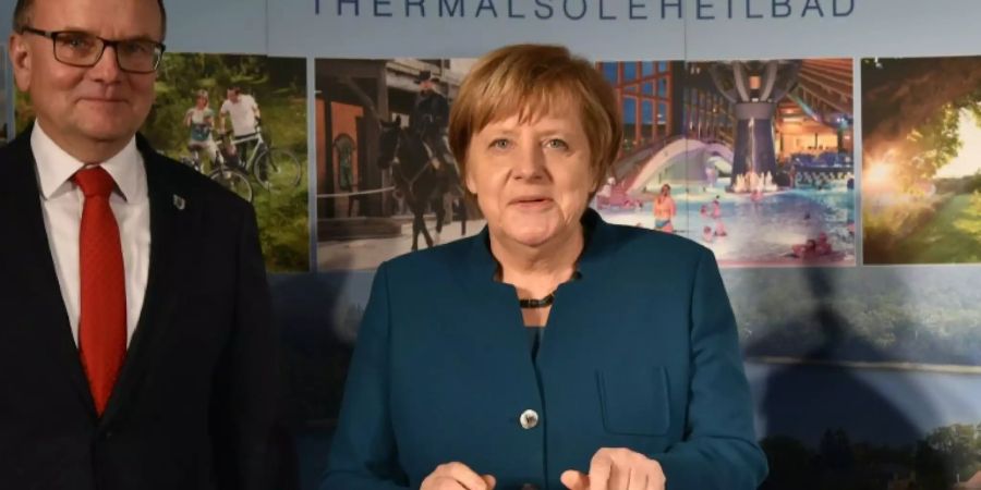 Merkel trägt sich ins Gästebuch der Stadt Templin ein